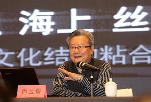 一位学者在讲台上演讲传统文化与现代文学的关系