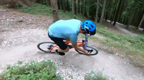 骑行爱好者在山间小路上停下休息<br><h2 id=