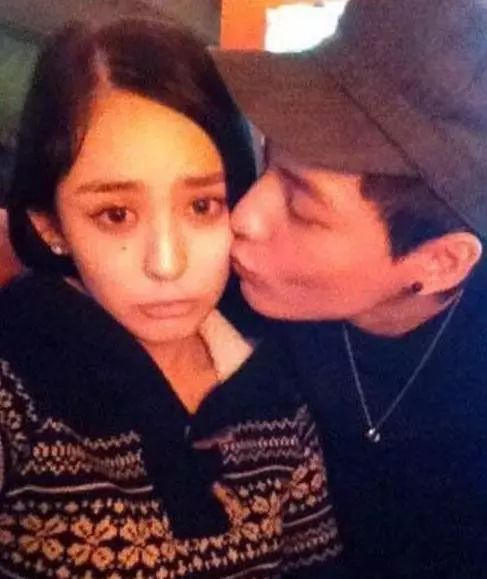 杨迪和娜扎后台合影