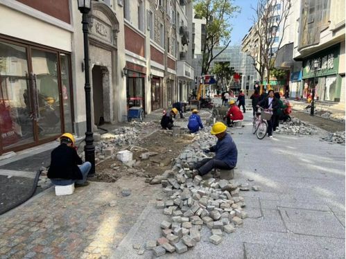 工人在历史文化街区修缮现场