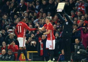 老特拉福德球场内球迷欢呼庆祝<br><h2 id=