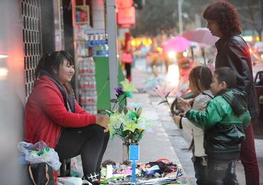 年轻人边旅游边摆摊？这波操作太有创意了！