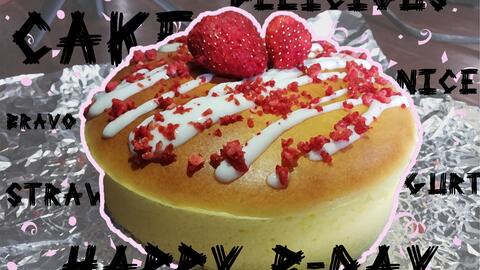 女性在厨房认真制作蛋糕