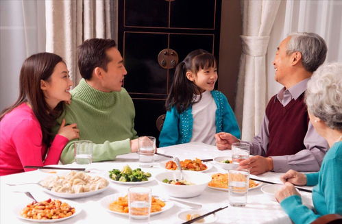 三姐妹与父母共进团圆饭