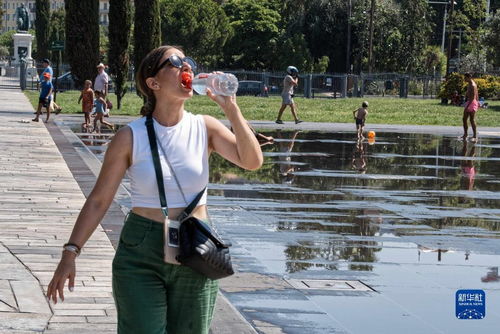 一群年轻人在街头边走边聊