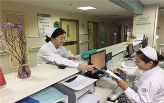 医护人员在五一期间坚守岗位