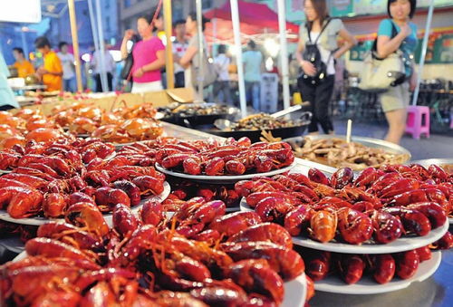 小龙虾餐厅顾客用餐场景