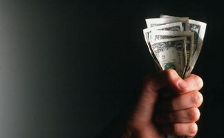 街头手持咖啡杯的美国人表情凝重