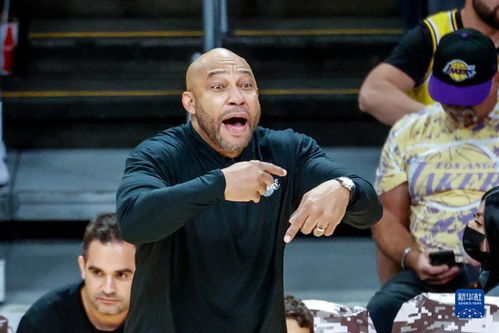 湖人队主教练哈姆在场边指挥