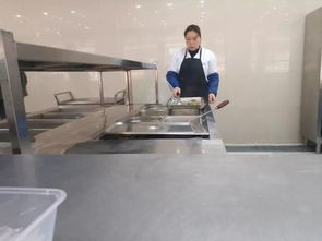 政府食堂内游客与工作人员共同就餐