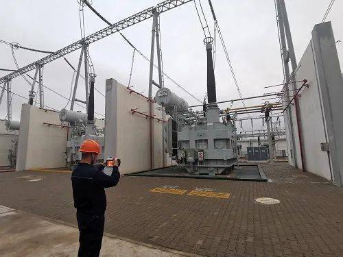 中国电工在欧洲变电站工作场景