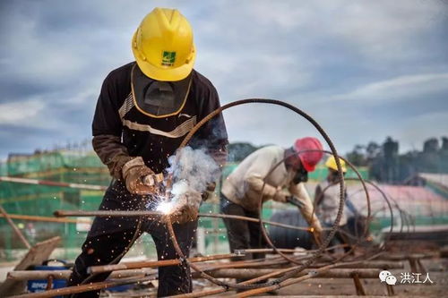 五一期间建筑工人在工地施工