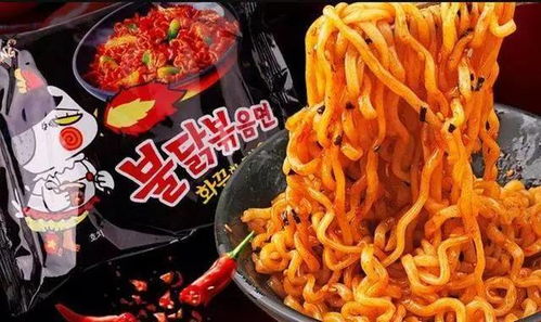 年轻男子在夜市中售卖火鸡面