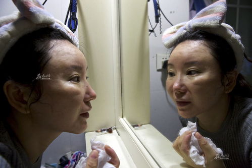 一位年轻人捂嘴看牙医的表情<blockquote style=