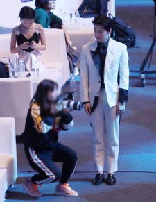 粉丝在青岛街头偶遇杨洋合影留念