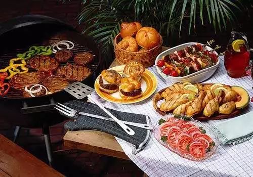 五一假期户外装备与美食搭配使用场景图