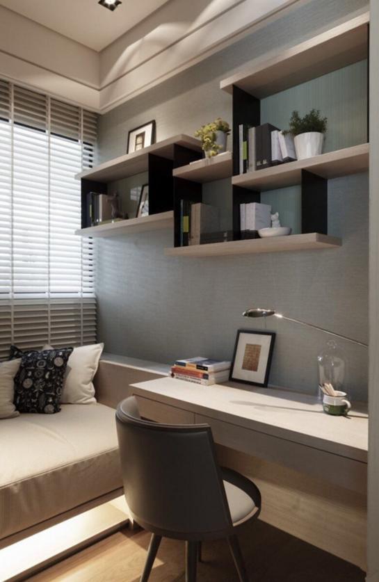 书桌上摊开的《孤独六讲》书籍