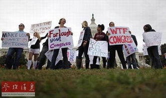 美国政府大楼前抗议人群