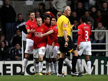 曼联全队在赛后庆祝胜利