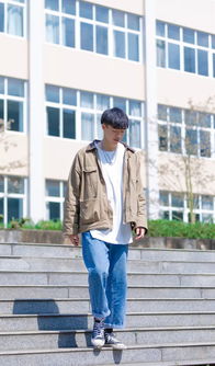 街头阳光洒在他身上