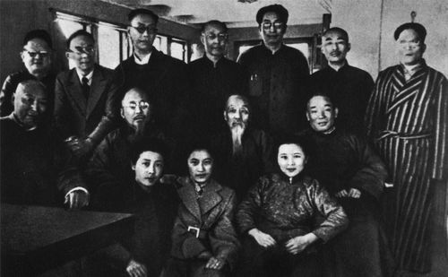 莫言在集市上与老乡合影