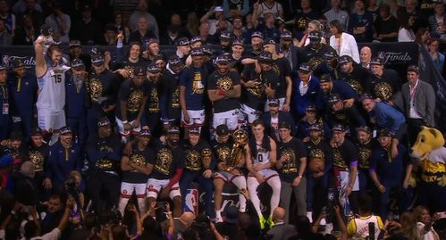 长生接受FMVP颁奖瞬间