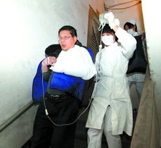 广东中山男子手卡下水道救援现场