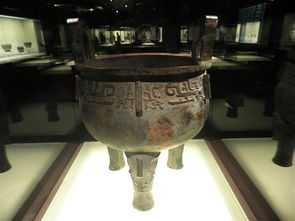 博物馆内的古代青铜器展品