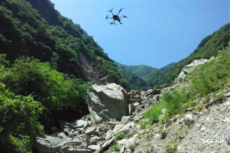 无人机在山区进行地质监测
