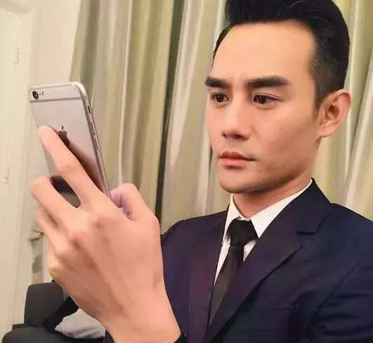 王凯微笑面对镜头接受采访