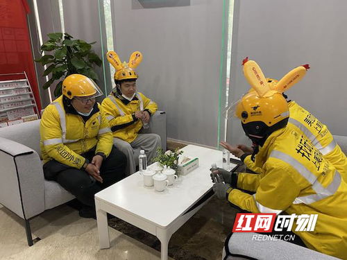 户外劳动者在小朱驿站休息