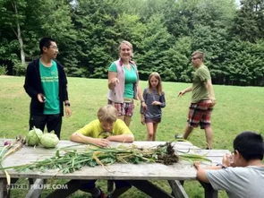 阿罗拉与博士在营地中交谈