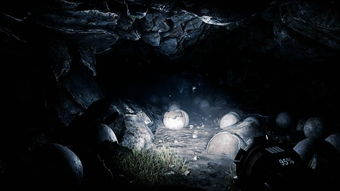 夜晚独自一人在书桌前沉思