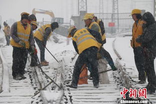 高原上的建设者在风雪中工作