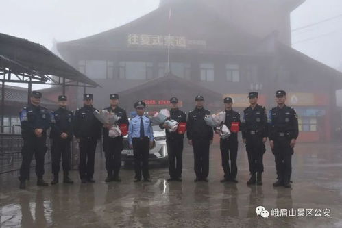 五一节期间工作人员在景区维持秩序