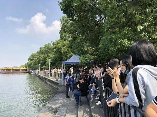 游客在西湖边咳嗽并拍照记录