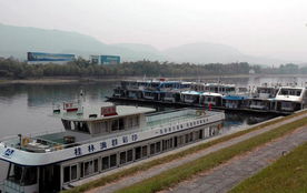 漓江码头排队等候的游客