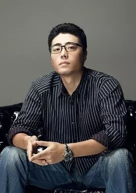 于淼在东莞街头接受采访画面