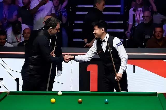 赵心童与奥沙利文握手