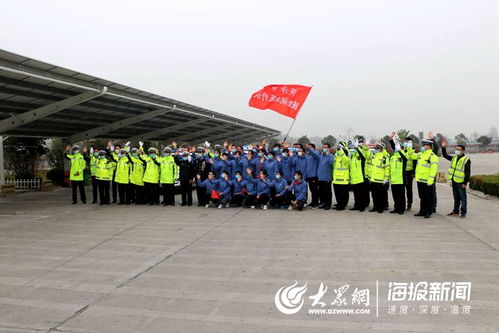 新人在高速服务区合影留念