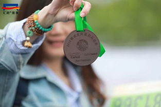 完赛选手手持奖牌合影留念