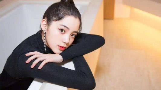 侯佩岑与李斯丹妮粉丝评论截图