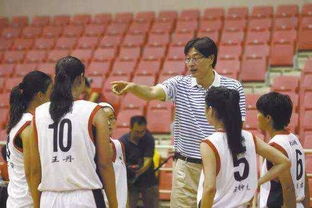 一名球员在NBA选秀现场等待宣布名字