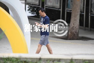 一人在公园独自散步