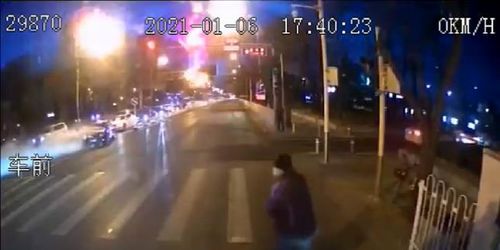 公交车司机使用灭火器救火现场