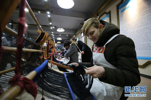 外国游客在张家界体验土家织锦