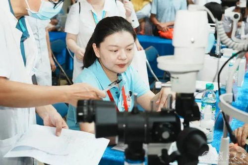 医生团队在手术室内协作