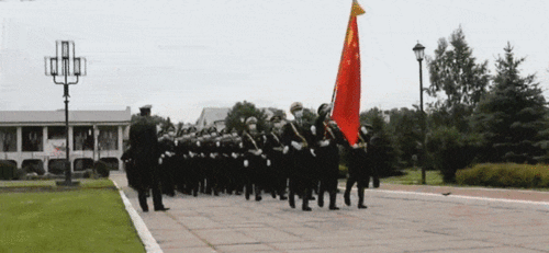 中国留学生在红场外观看仪仗队彩排