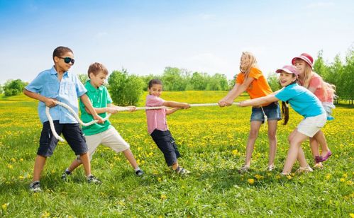 图片内容:乡村学生欢笑合影