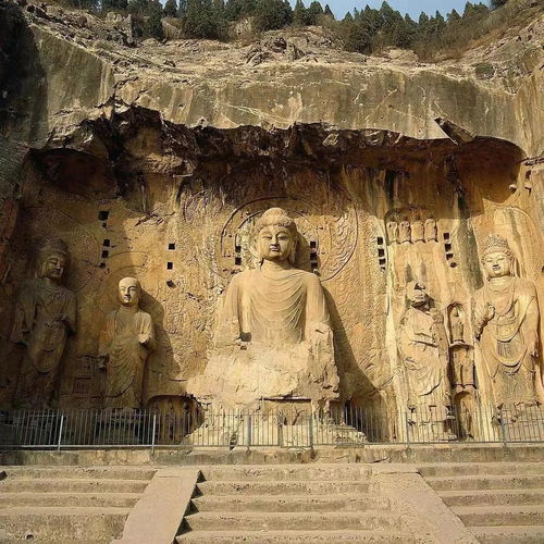 龙门石窟景区救援人员正在营救失控游船